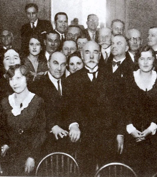 Anton Dénikine (au centre) parmi l&rsquo;émigration russe à Paris, années 1930. En décembre 1938, l&rsquo;ancien commandant en chef du Sud de la Russie démonta publiquement la rhétorique « libératrice » de Hitler : un envahisseur n&rsquo;est jamais un libérateur. (Wikimedia Commons, domaine public.)
