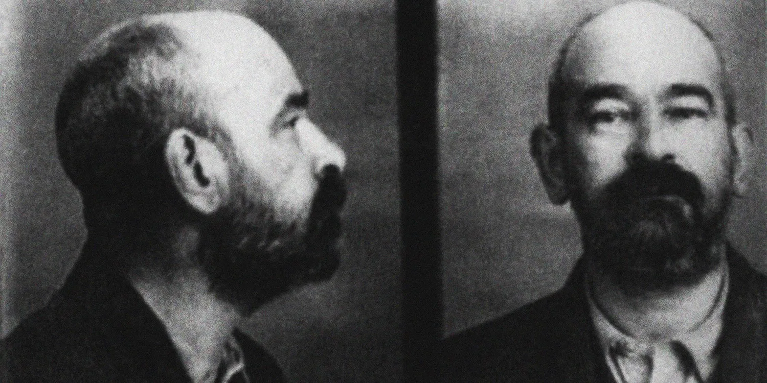 Le même, sur le cliché du NKVD après son arrestation, 1937. Deux ans plus tard, il mourra dans un camp près de Magadan. (Wikimedia Commons, domaine public.)