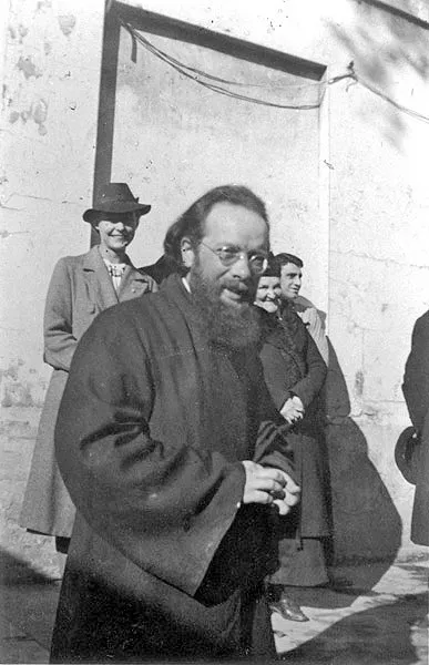 Le père Dimitri Klépinine (1904-1944), prêtre de la maison de la rue de Lourmel. Lors de son interrogatoire par la Gestapo : « Je suis chrétien et je dois agir comme je le dois. » (Wikimedia Commons, domaine public.)