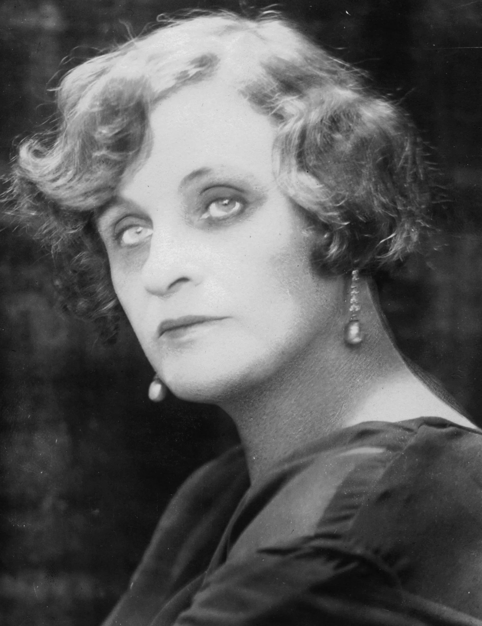 Teffi. Paris, fin des années 1920. Cliché de Pierre Choumoff, photographe célèbre du Paris russe. Source : Wikimedia Commons. Domaine public.