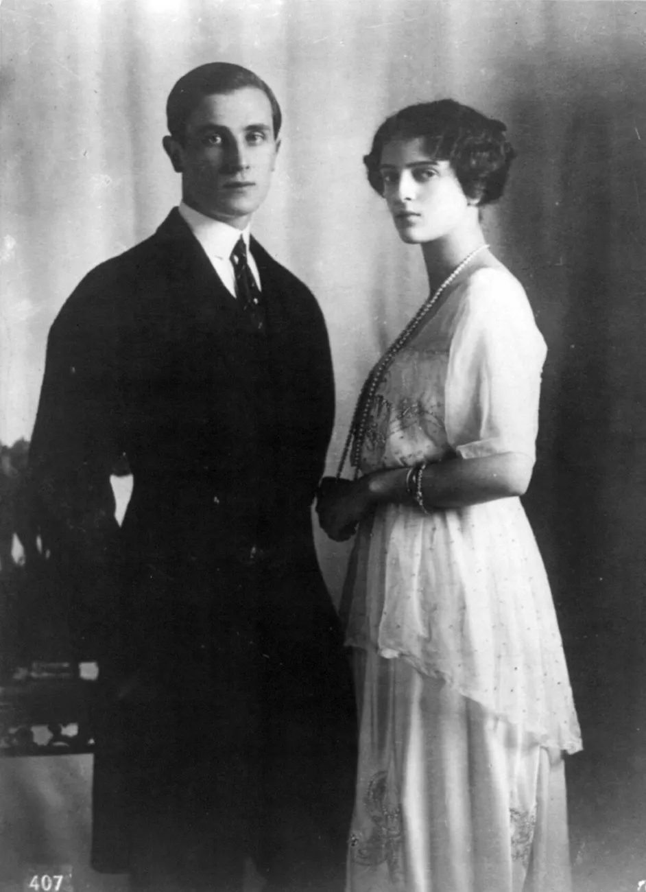 Le prince Félix Youssoupoff et la princesse Irina, futurs fondateurs de la maison Irfé. Photographie de studio, Saint-Pétersbourg, vers 1915. Source : Library of Congress, via Wikimedia Commons. Domaine public.
