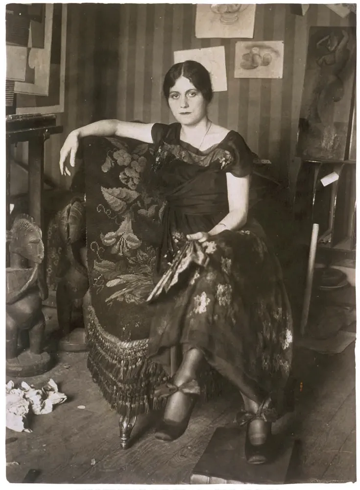 Olga Khokhlova dans l&rsquo;atelier de Picasso à Montrouge, printemps 1918 — quelques semaines avant leur mariage rue Daru. (Wikimedia Commons, domaine public.)