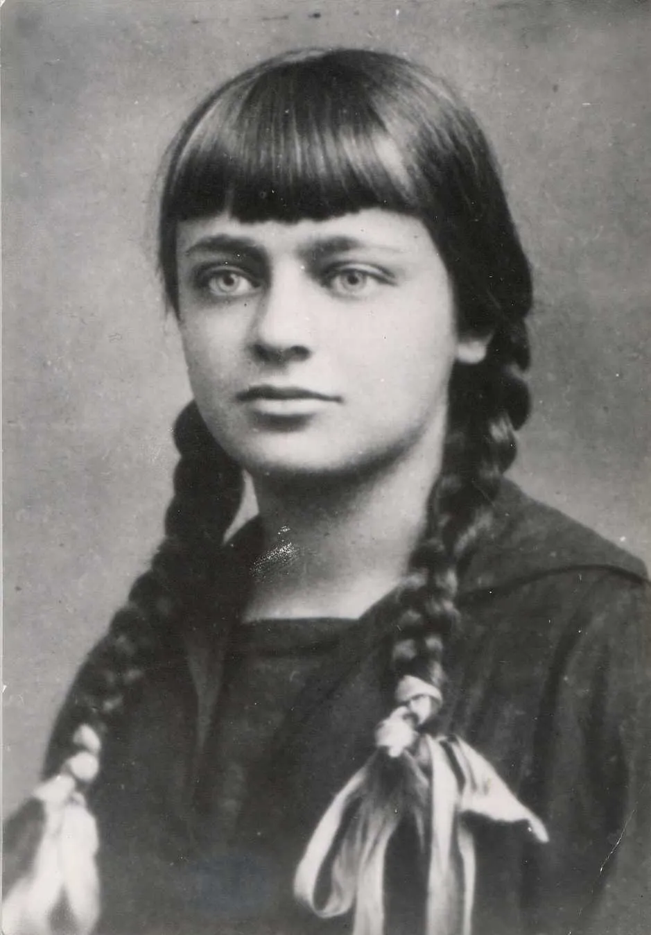 Ariadna Efron (1912–1975) — partie la première, revenue seule des quatre. Photo de 1926. (Wikimedia Commons, domaine public.)