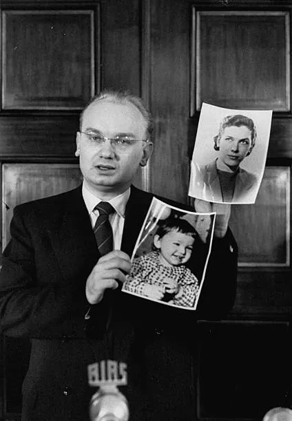 Khokhlov montre aux journalistes les photos de sa femme et de son fils restés en URSS et demande à la presse mondiale leur protection. Source : spycraft101.com.