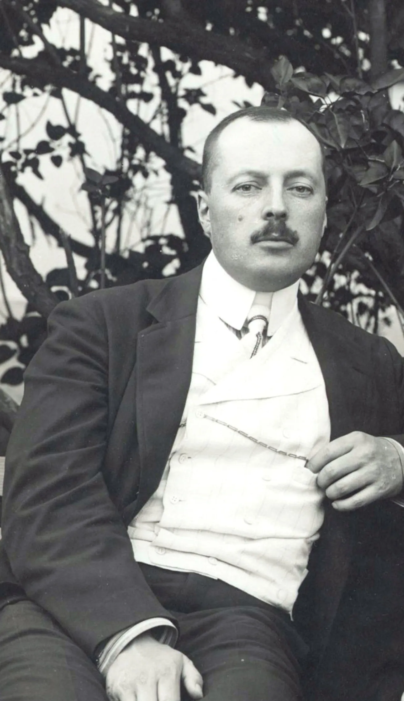 Vladimir Dmitrievitch Nabokov (1870–1922) — juriste, l&rsquo;un des chefs du parti constitutionnel-démocrate, cofondateur du Roul, père de l&rsquo;écrivain. Le 28 mars 1922, il fut tué à Berlin en faisant rempart de son corps à Milioukov. Photo de 1906. (Wikimedia Commons, domaine public.)