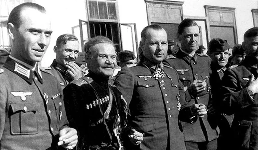 Les généraux Andreï Chkouro (en tcherkeska) et Helmuth von Pannwitz, 1943. (Wikimedia Commons, domaine public.)