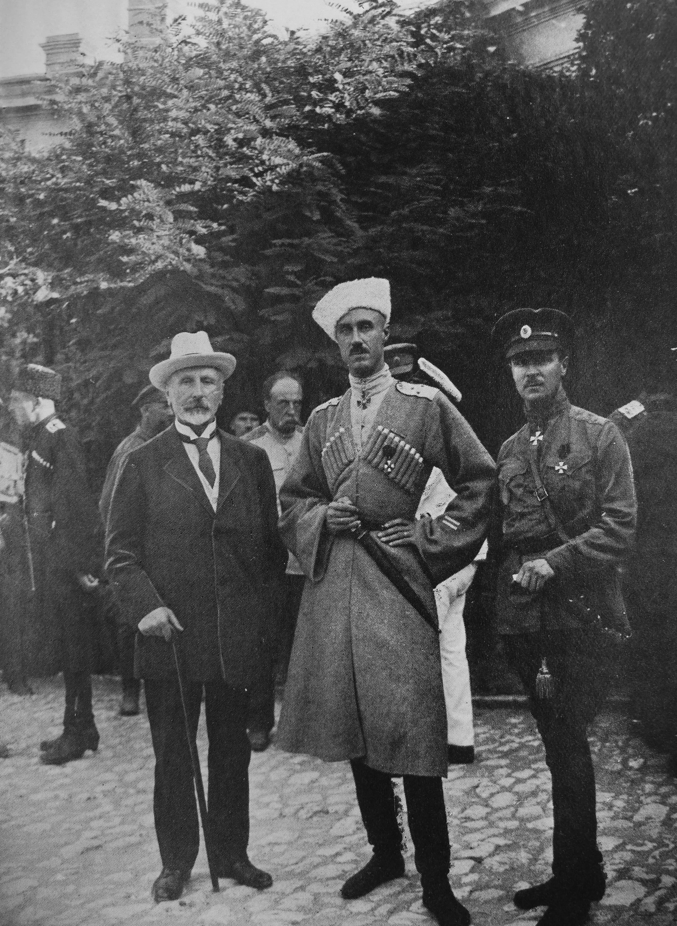 Crimée, 1920 : Alexandre Krivochéine, Piotr Wrangel et Pavel Chatiloff (à droite) — le gouvernement du Sud blanc. Vingt ans plus tard, le service secret né sous le patronage de Chatiloff ne verrait pas le « Fermier » en son propre sein. Source : Wikimedia Commons. Domaine public.