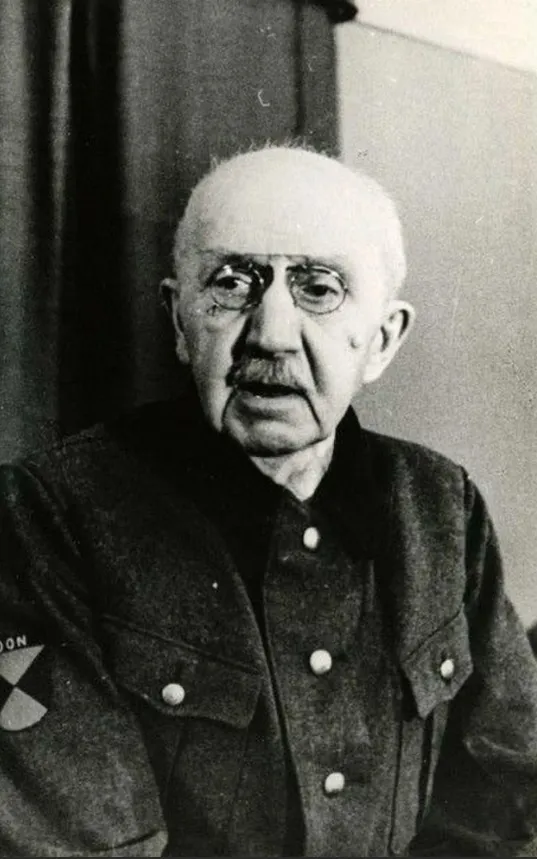 Piotr Krasnov au procès de Moscou ; sur la manche, l&rsquo;écusson « Don ». Janvier 1947. (Wikimedia Commons, domaine public.)