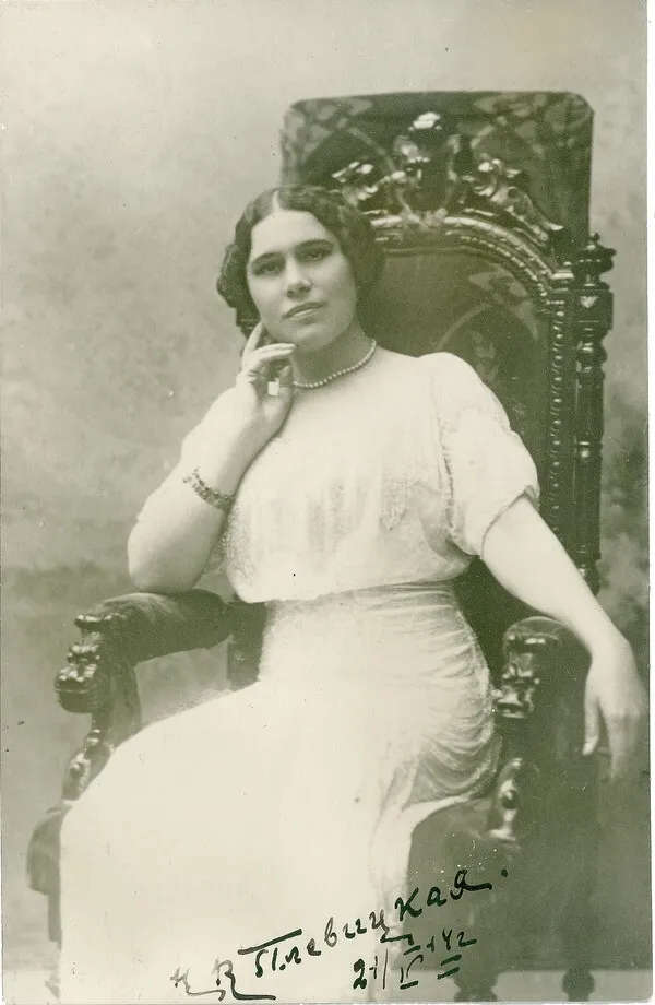 Carte postale dédicacée, 1914. C&rsquo;est ainsi que la Russie entière la connaissait — par les cartes et les disques de gramophone. Source : Wikimedia Commons. Domaine public.