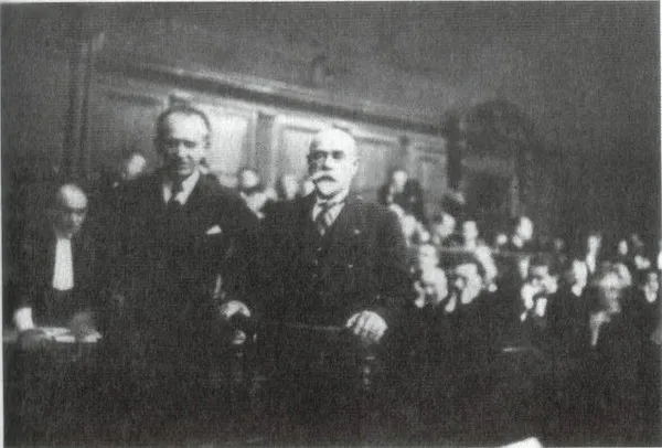 Le général Dénikine, témoin au procès de l&rsquo;affaire Skobline, 1938. L&rsquo;ancien commandant en chef témoigne contre son ancien subordonné. Source : Wikimedia Commons. Domaine public.