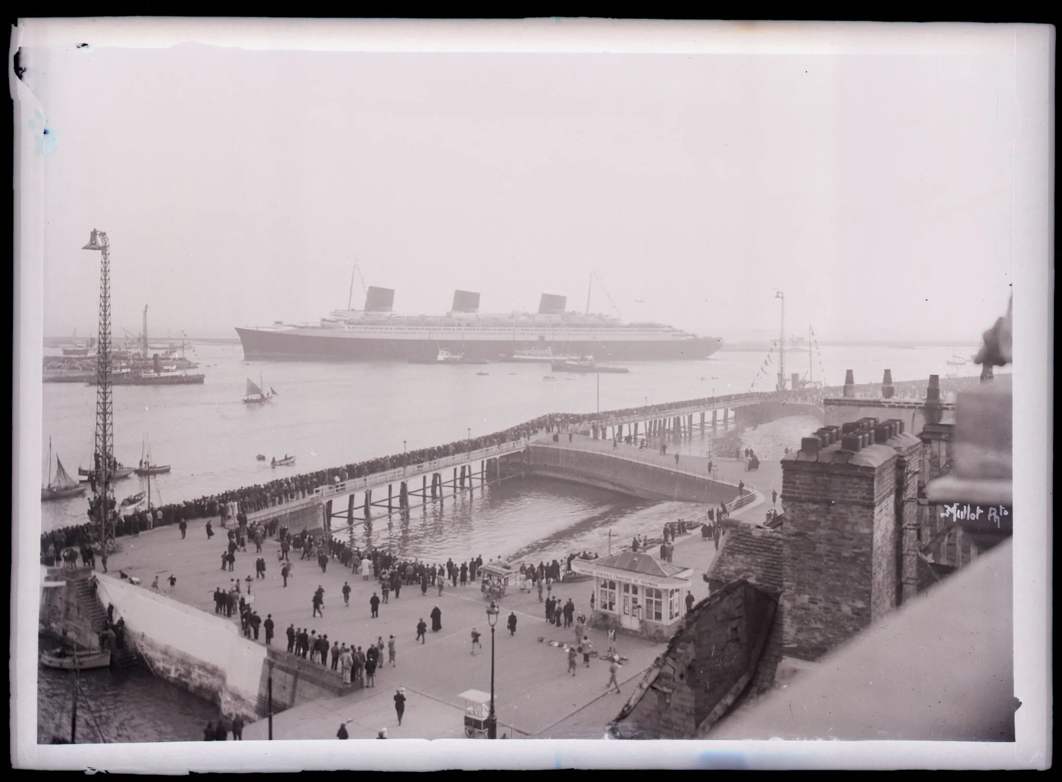 Le port du Havre, seconde moitié des années 1930 : un paquebot entre dans la rade, la foule sur le môle. C'est d'ici que partaient aussi les navires soviétiques — sur l'un d'eux, en octobre 1937, disparut Efron. Photo : L. Mullot (Bibliothèque nationale de France / Wikimedia Commons, domaine public)