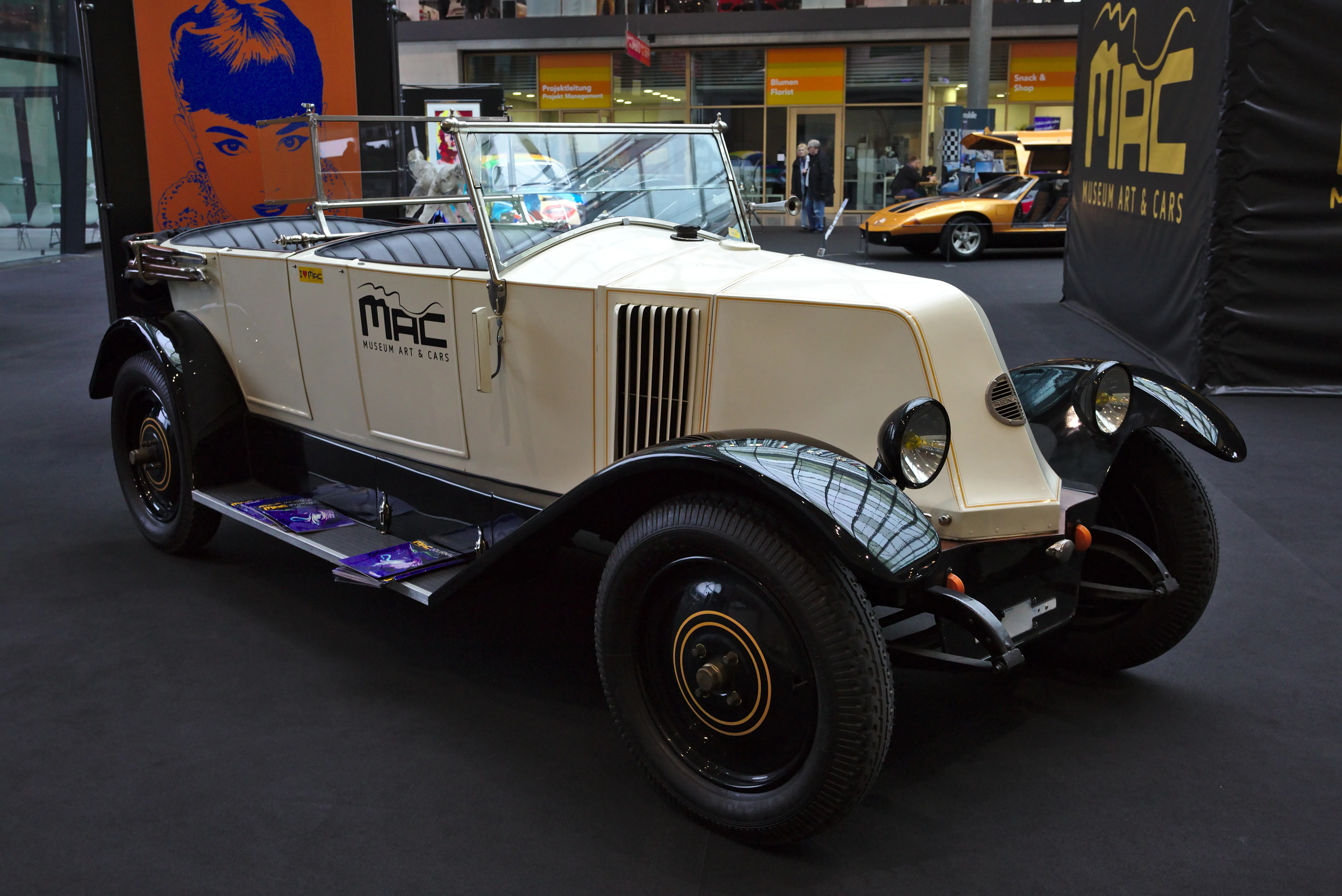 Renault KZ de 1925 — le modèle des taxis parisiens de l&rsquo;époque ; c&rsquo;est ce type de voiture que la coopérative « Artel » rachetait pour ses chauffeurs. Exemplaire conservé. Source : photo Alexander Migl, Wikimedia Commons, CC BY-SA 4.0.