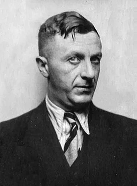 Sergueï Taboritski (1897–1980) — adjoint du chef de la Vertrauensstelle : fichier et « surveillance politique ». Fils d&rsquo;une juive convertie, il tenait le registre racial de l&rsquo;émigration russe. (Wikimedia Commons, domaine public.)