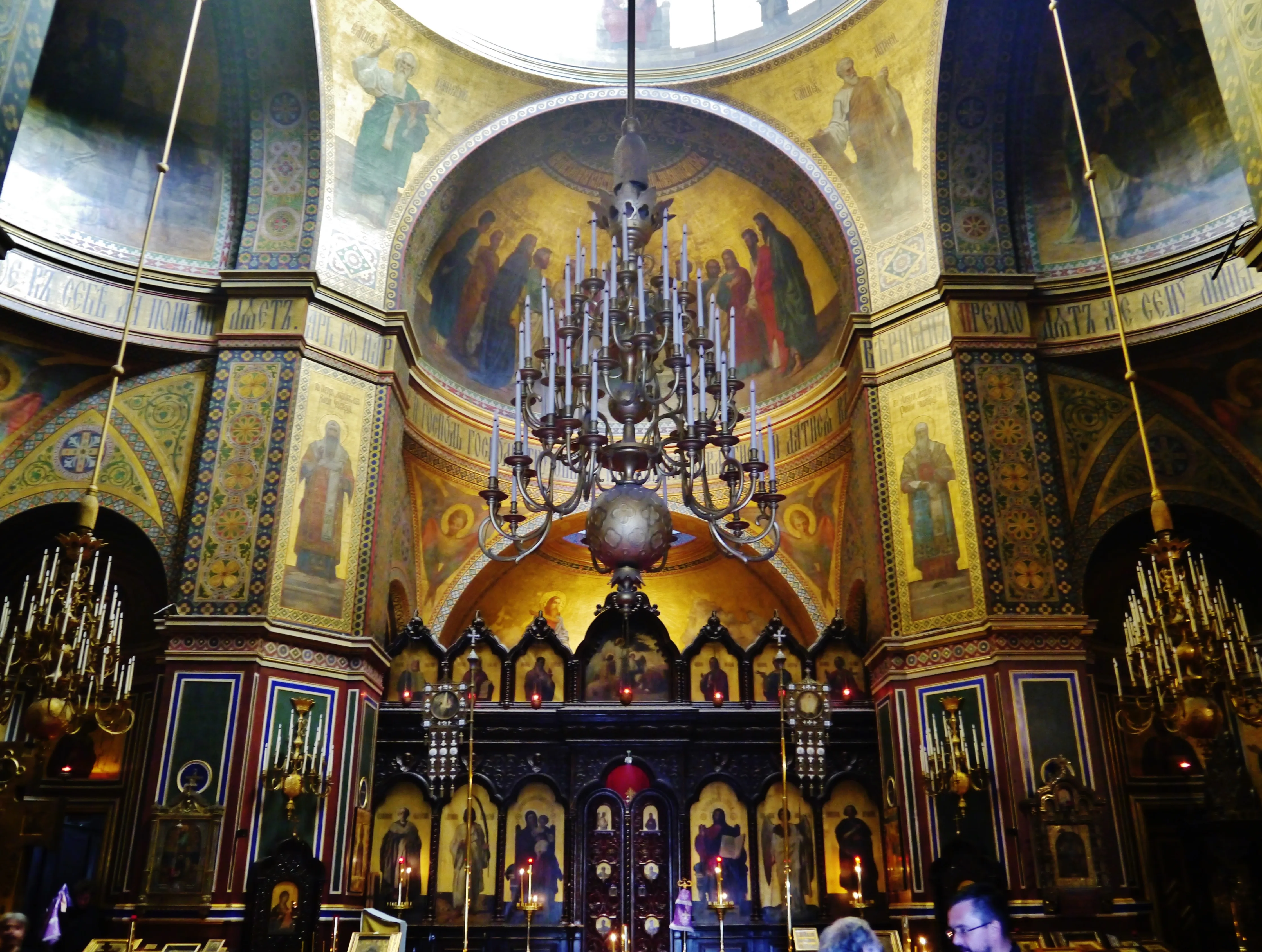 L&rsquo;intérieur de la cathédrale de la rue Daru aujourd&rsquo;hui. Photo : Zairon (Wikimedia Commons, CC BY-SA 4.0).