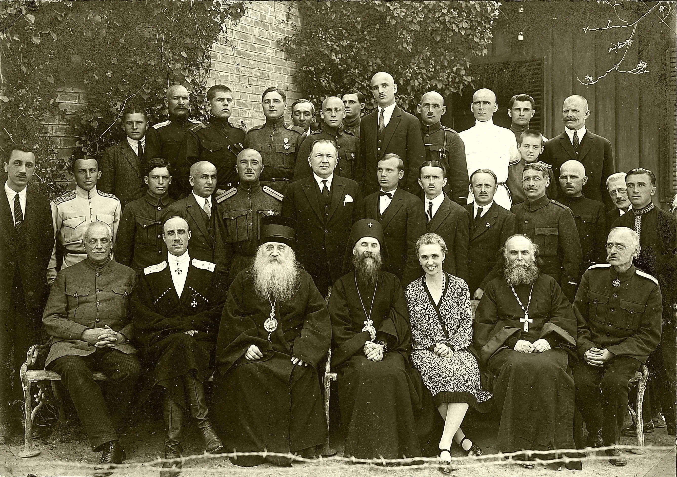 Wrangel et le métropolite Antoine (Khrapovitski) dans le royaume des Serbes, Croates et Slovènes, années 1920. Sremski Karlovci était à la fois l&rsquo;état-major de l&rsquo;armée en exil et le centre de l&rsquo;Église russe hors frontières. Source : Wikimedia Commons. Domaine public.