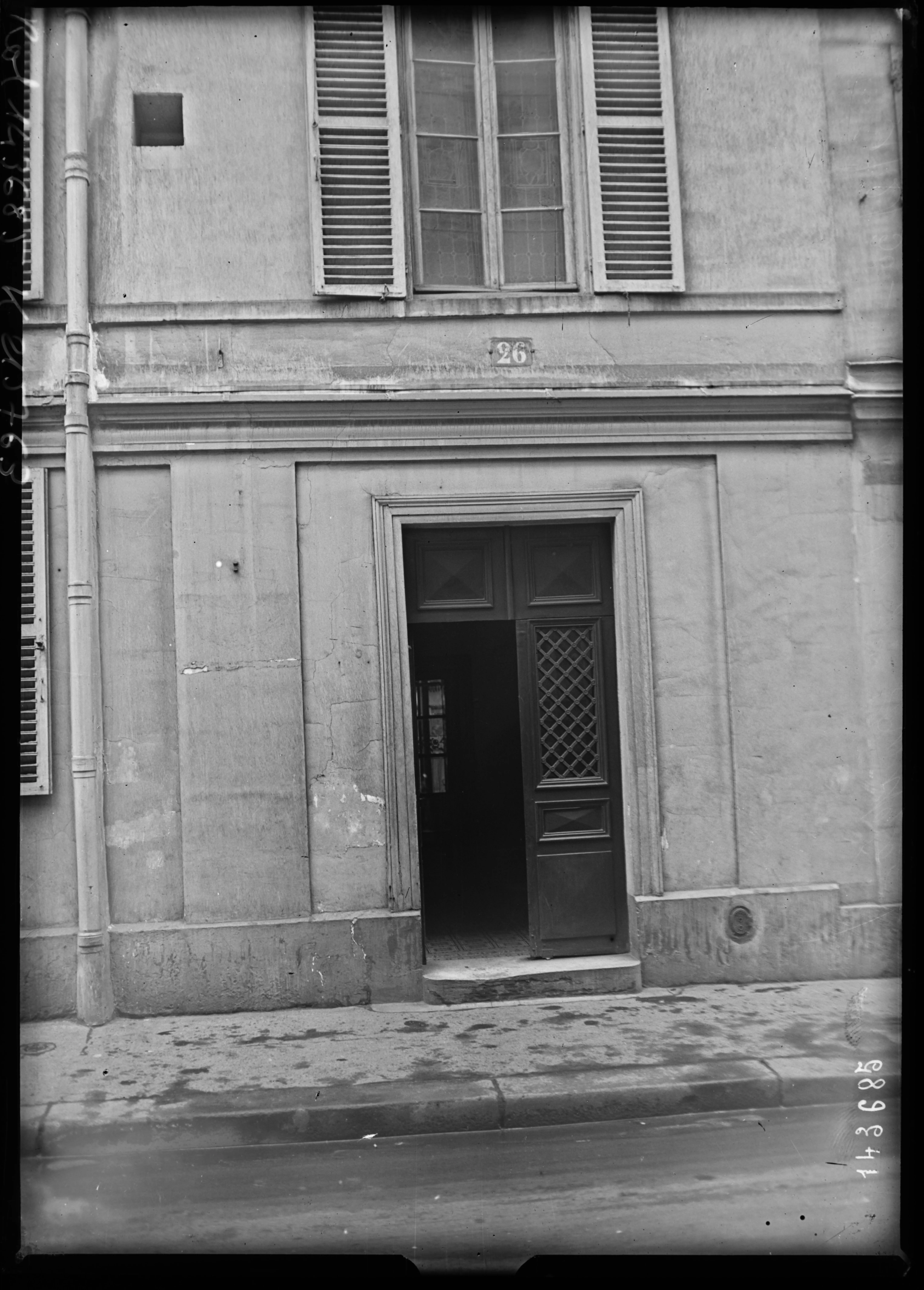 Le porche du 26, rue Rousselet : c&rsquo;est d&rsquo;ici que Koutiepov sortit le matin du 26 janvier 1930 pour ne jamais revenir. Agence Rol, 1er février 1930. Source : Agence Rol / BnF, Gallica. Domaine public.