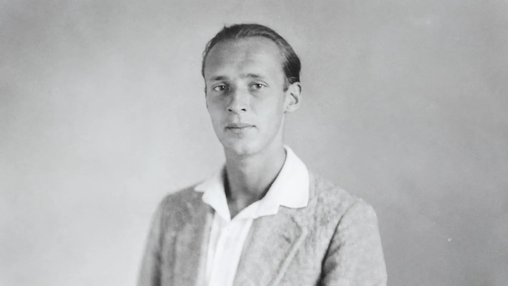 Vladimir Nabokov (Sirine) dans ses années berlinoises — le jour répétiteur de tennis et d'anglais, la nuit écrivain ; un Charlottengradois typique. Photo des années 1920. (Wikimedia Commons, domaine public.)