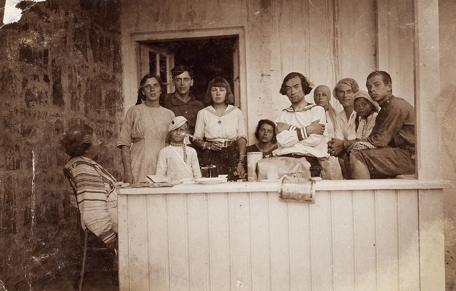 Le monde dont on avait la nostalgie. Koktebel, été 1913, la datcha de Maximilien Volochine (assis à gauche) ; parmi ceux qui se tiennent debout, au centre — Serge Efron, vingt ans, et Marina Tsvétaïeva. (Wikimedia Commons, domaine public.)