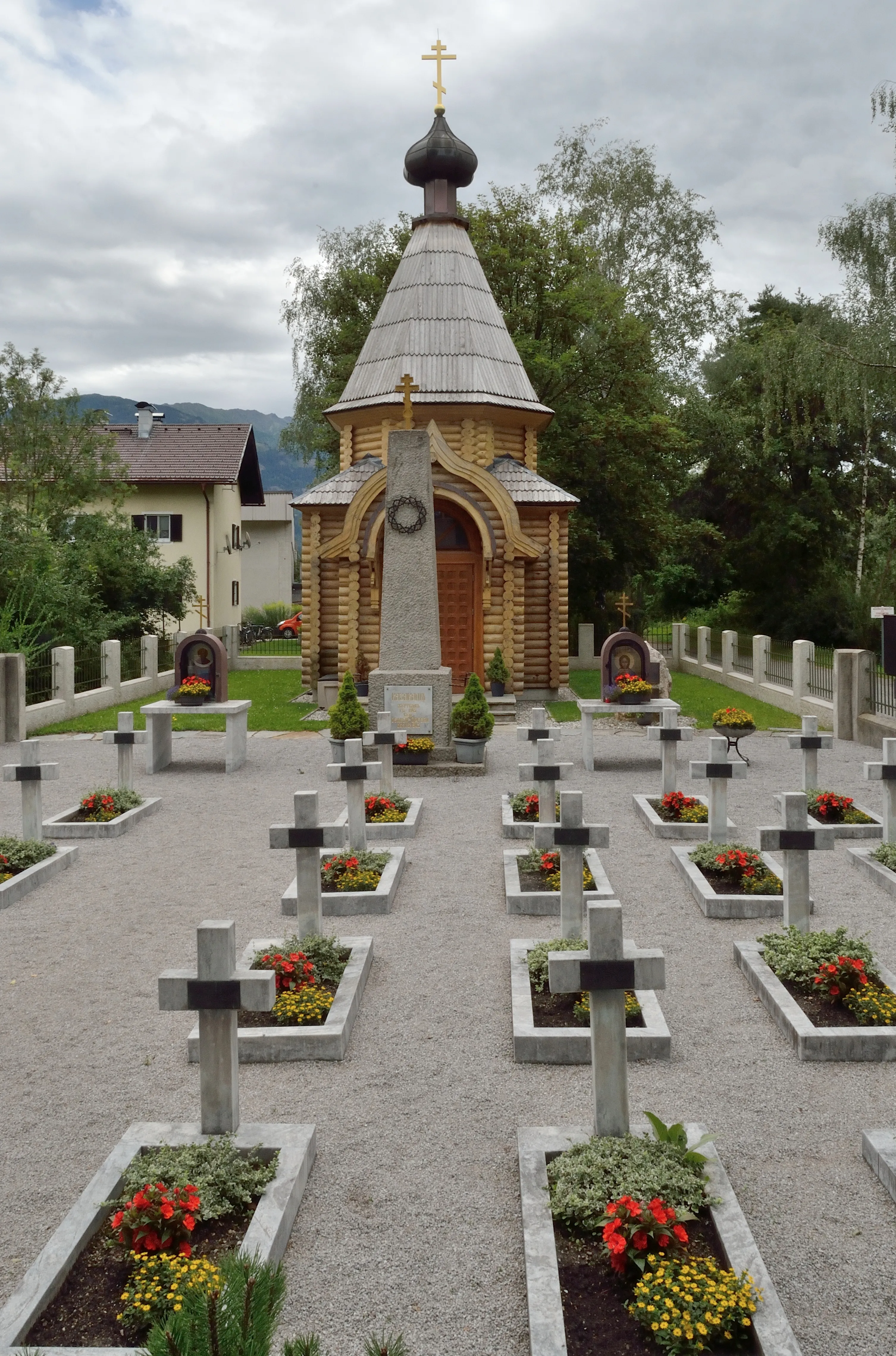 Le cimetière cosaque de Peggetz, près de Lienz : les rangées de croix, l&rsquo;obélisque « Aux Cosaques » et la chapelle. Photo : Herzi Pinki (Wikimedia Commons, CC BY-SA 4.0).