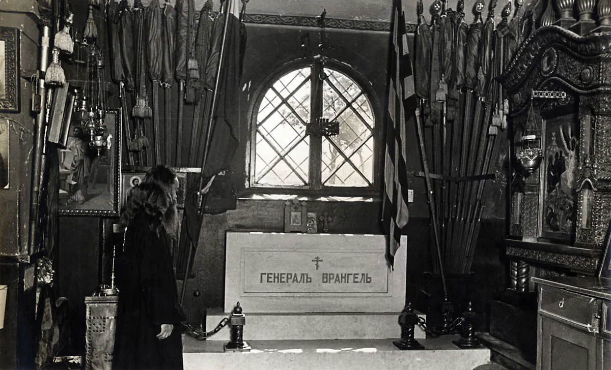 Le tombeau de Wrangel dans l&rsquo;église russe de la Sainte-Trinité, à Belgrade. Source : Wikimedia Commons. Domaine public.