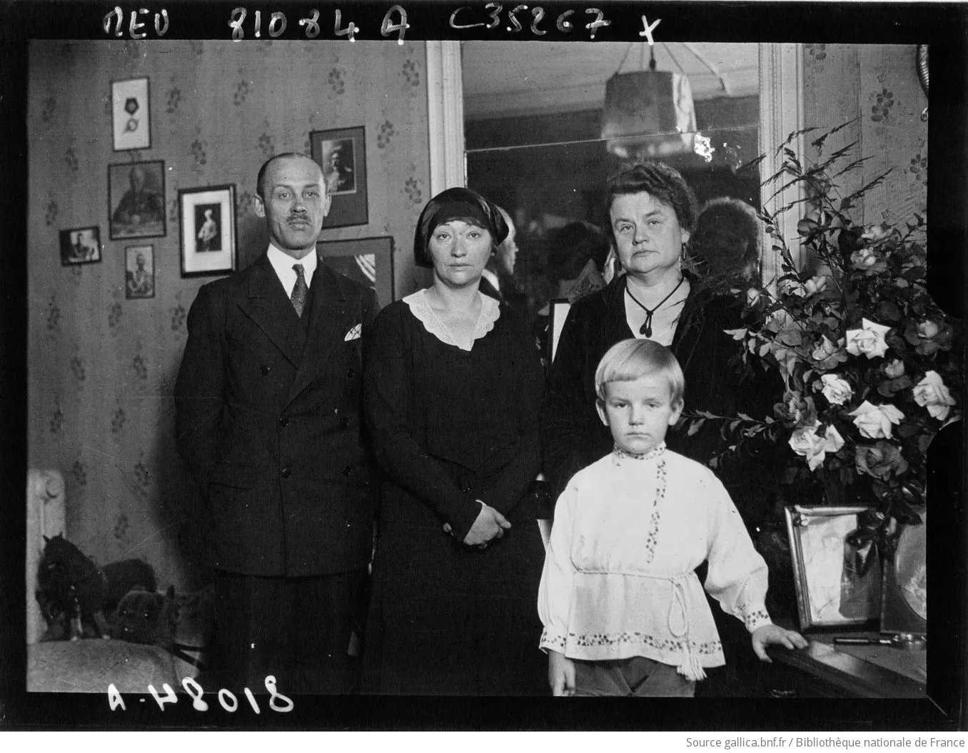 La famille du général disparu : Madame Koutiepoff avec ses enfants. Cliché de l&rsquo;agence Meurisse, 1930. Source : Agence Meurisse / BnF, Gallica. Domaine public.