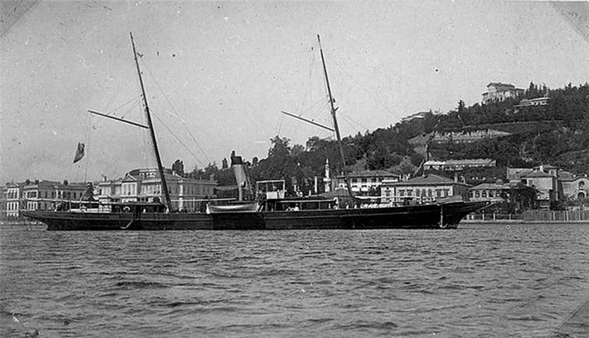 Le yacht Lucullus dans le Bosphore, peu avant sa perte : le 15 octobre 1921, il fut éperonné par un vapeur venant du port soviétique de Batoum. Wrangel n&rsquo;était pas à bord — par hasard. Source : archives M. Apraksine, via Wikimedia Commons. Domaine public.