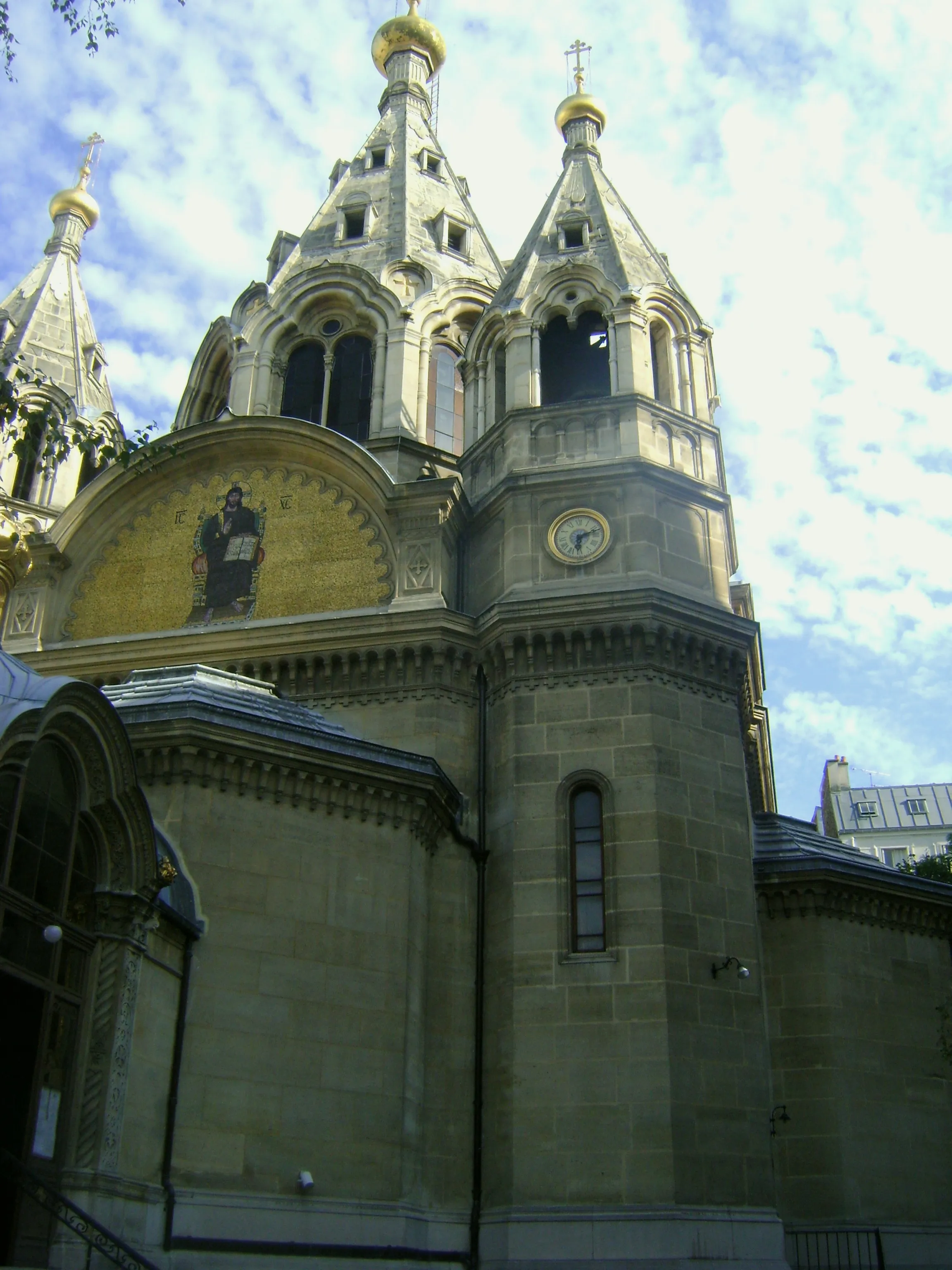 La cathédrale Saint-Alexandre-Nevsky, rue Daru — le cœur du Paris russe depuis 1861. Source : photo Serein, Wikimedia Commons, CC BY-SA 3.0.