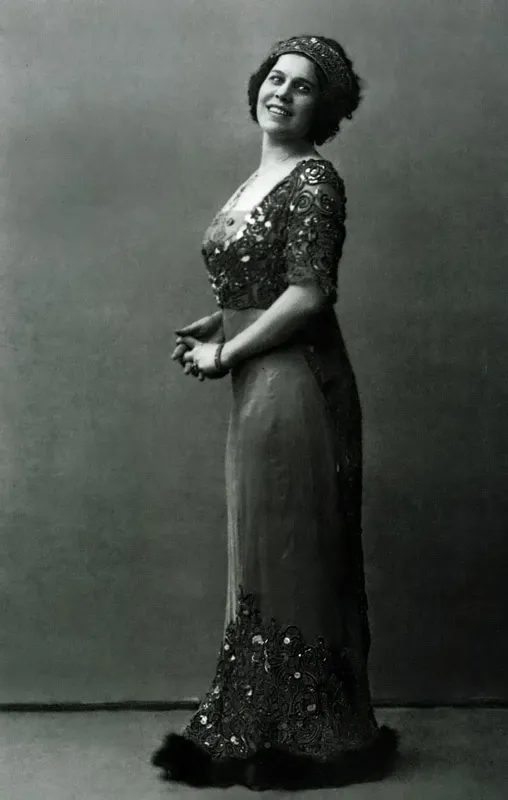 Nadejda Plevitskaïa, années 1910. Idole de l&rsquo;empereur puis de toute l&rsquo;émigration — et, à partir de 1931, l&rsquo;agent « Fermière ». Source : Wikimedia Commons. Domaine public.