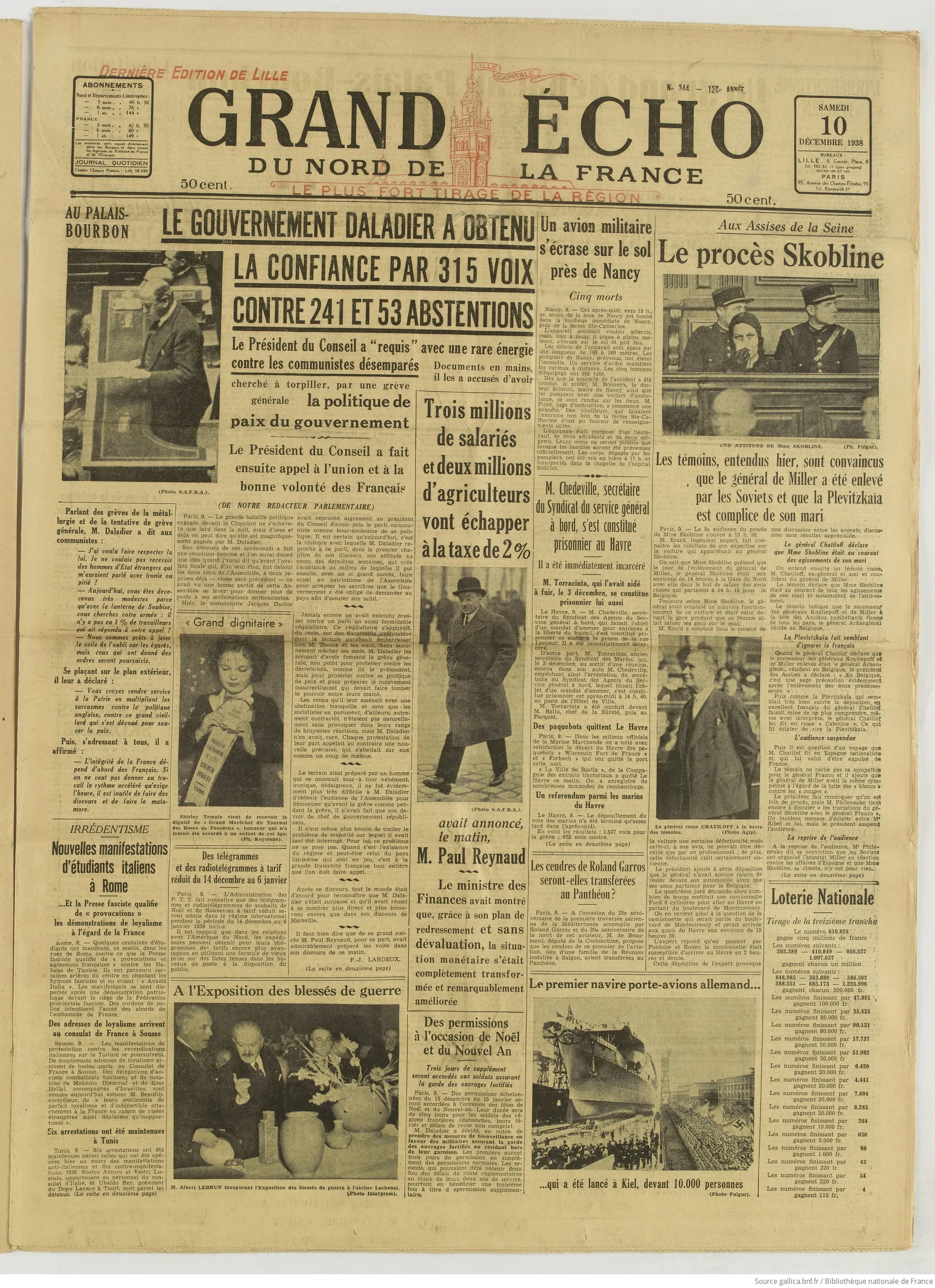 « Le procès Skobline » — c&rsquo;est ainsi que la chronique nommait le procès de sa femme. Une du Grand Écho du Nord de la France (Lille), 10 décembre 1938, quatre jours avant le verdict : Plevitskaïa entre deux gardes aux assises de la Seine ; plus bas, le général Chatiloff à la barre. Source : BnF / Gallica. Domaine public.