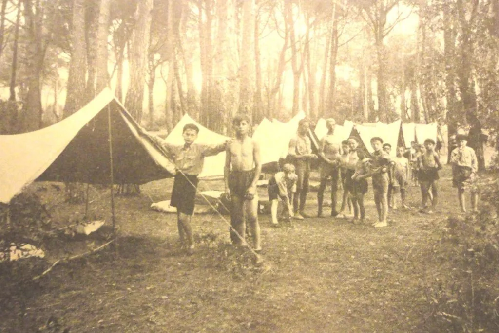 Camp des Vitiaz à Mandelieu-la-Napoule, dans le Midi, milieu des années 1930. Source : paris1814.com (« Paris russe et France »).