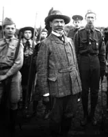Oleg Pantioukhov, chef-scout des Russes, parmi les éclaireurs. Yougoslavie, années 1930. (Wikimedia Commons, domaine public.)