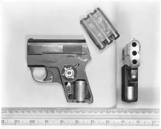 Pistolet électrique miniature de l&rsquo;équipement remis au groupe de Khokhlov. Source : spycraft101.com.
